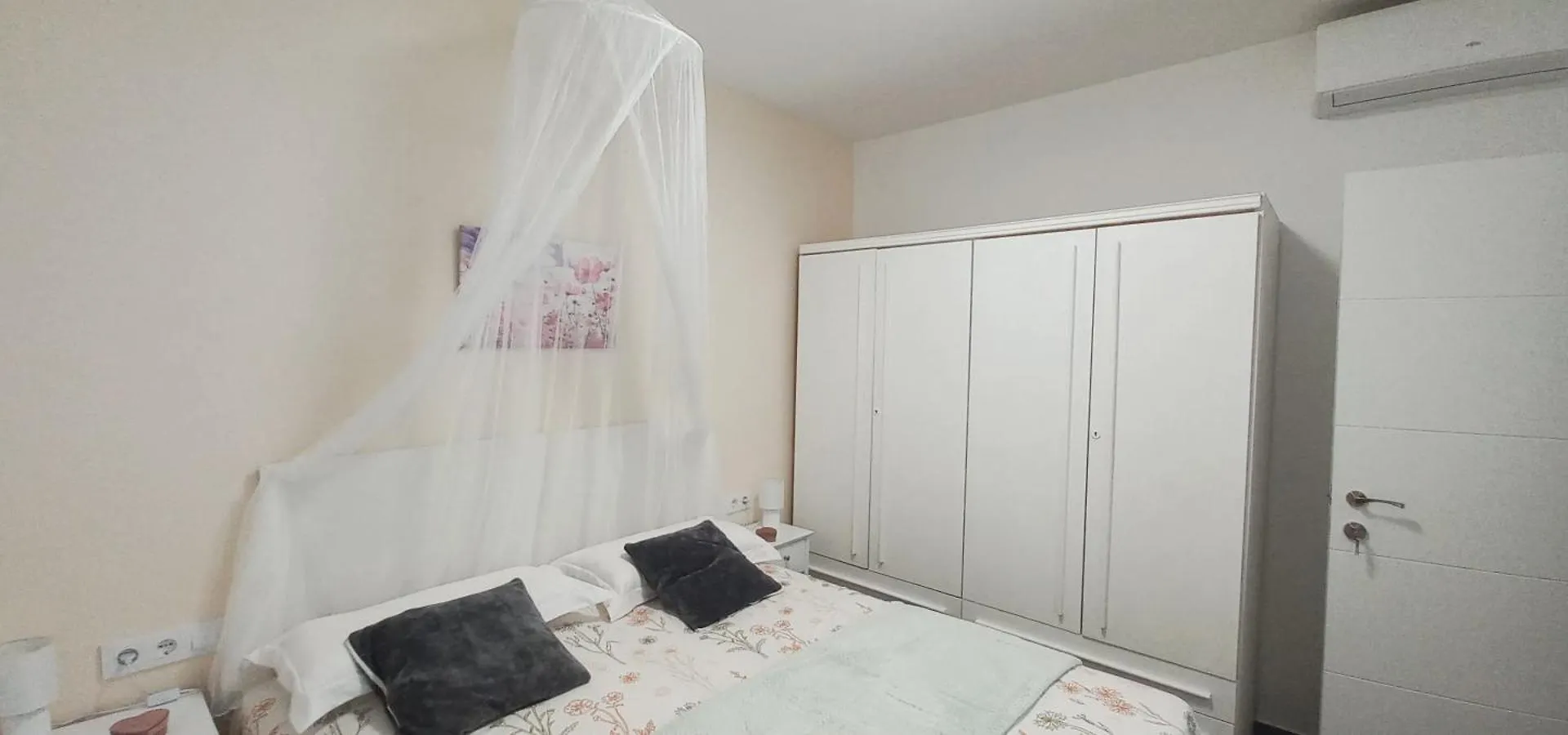 Sunny Penthouse Apartment L'Hospitalet de Llobregat Spain